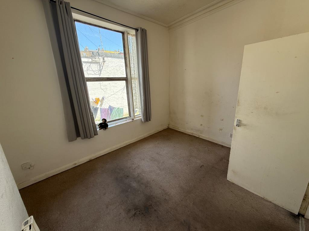 Lot: 140 - FLAT FOR IMPROVEMENT - Bedroom